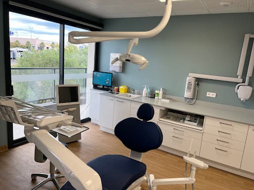 Docteur Fassi-Fehri Younes, Schryve Clément, de Lamer Clémence et Alquier Marion logo